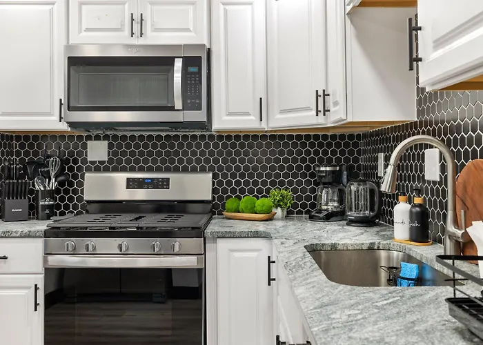 Heart Of Downtown, 5 Mins To Andy Warhol Museum, Parking Available, Private Fenced Backyard, Smart Tv, Washer And Dryer In Unit