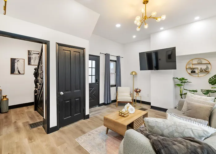 Heart Of Downtown, 5 Mins To Andy Warhol Museum, Parking Available, Private Fenced Backyard, Smart Tv, Washer And Dryer In Unit