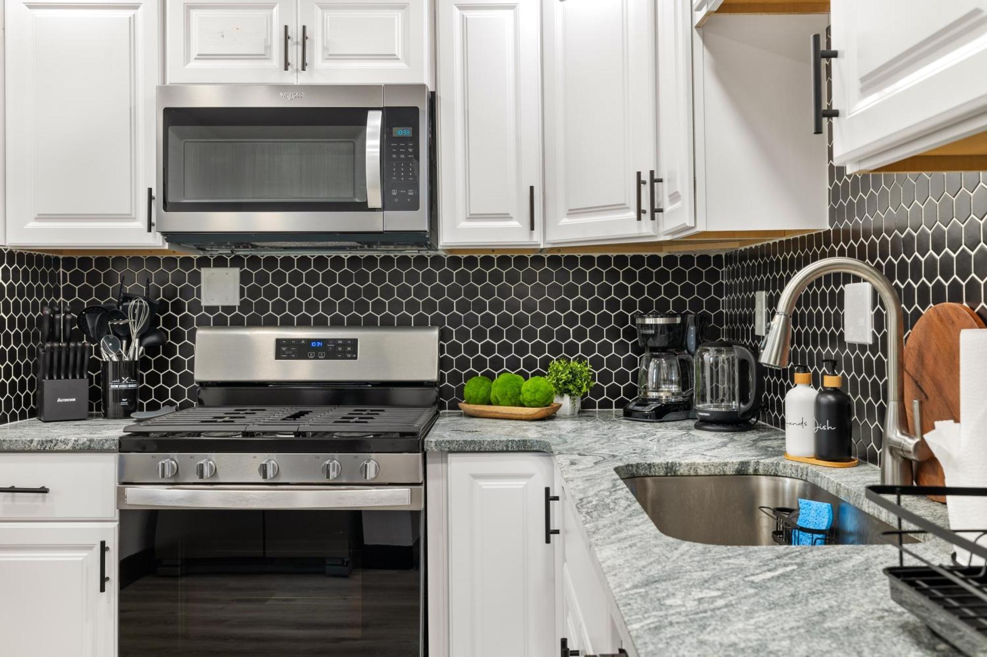 Hébergement de vacances Heart Of Downtown, 5 Mins To Andy Warhol Museum, Parking Available, Private Fenced Backyard, Smart Tv, Washer And Dryer In Unit