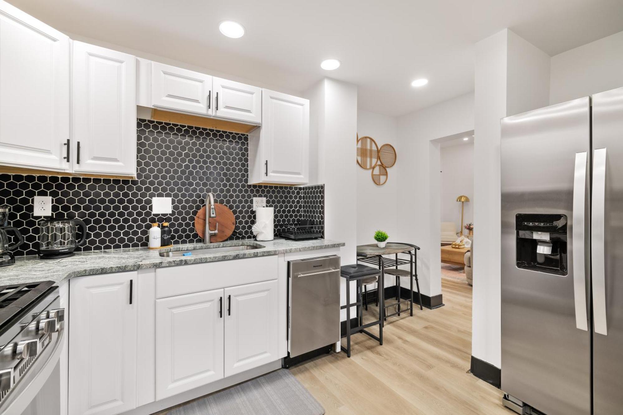 Hébergement de vacances Heart Of Downtown, 5 Mins To Andy Warhol Museum, Parking Available, Private Fenced Backyard, Smart Tv, Washer And Dryer In Unit *