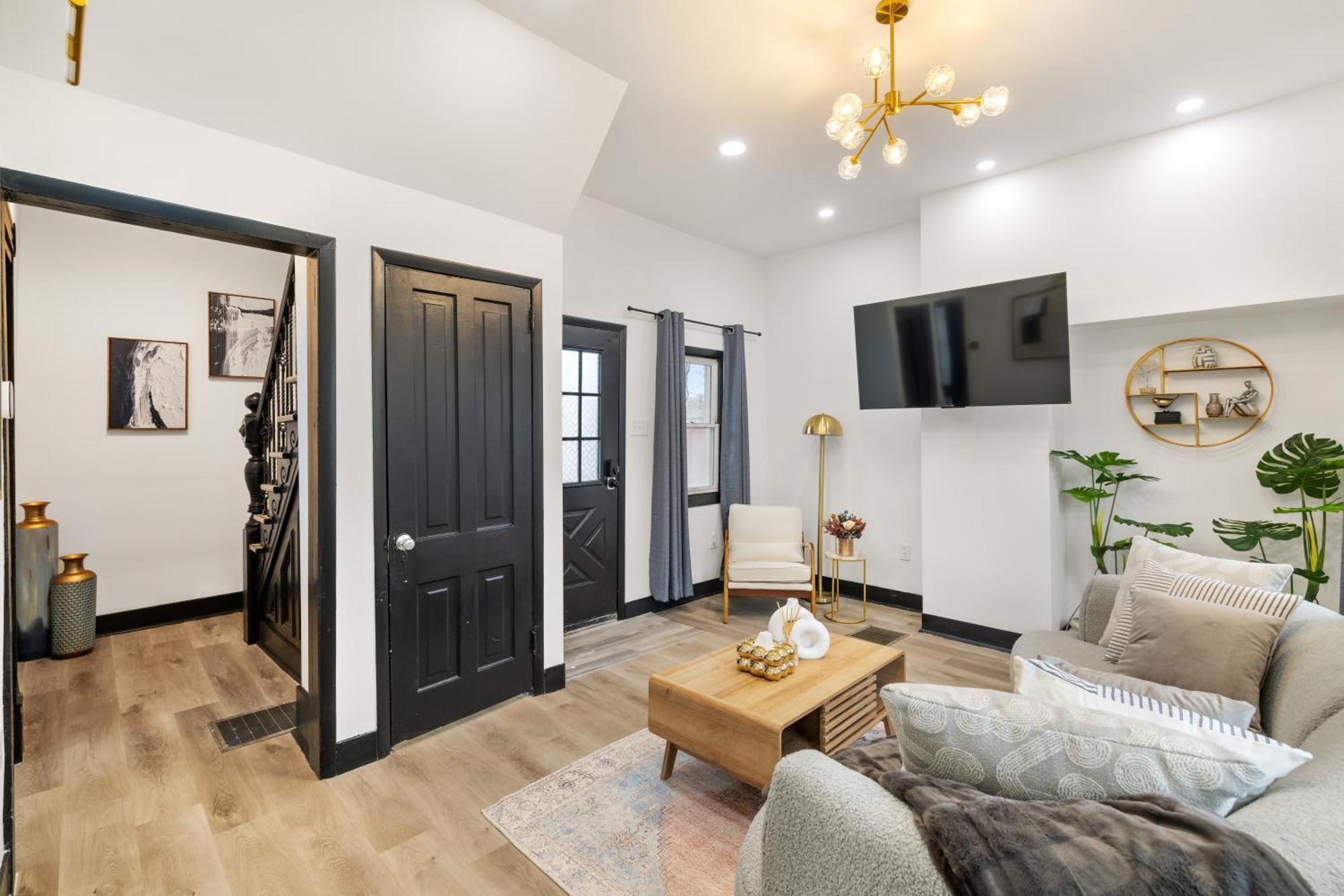 Heart Of Downtown, 5 Mins To Andy Warhol Museum, Parking Available, Private Fenced Backyard, Smart Tv, Washer And Dryer In Unit Hébergement de vacances