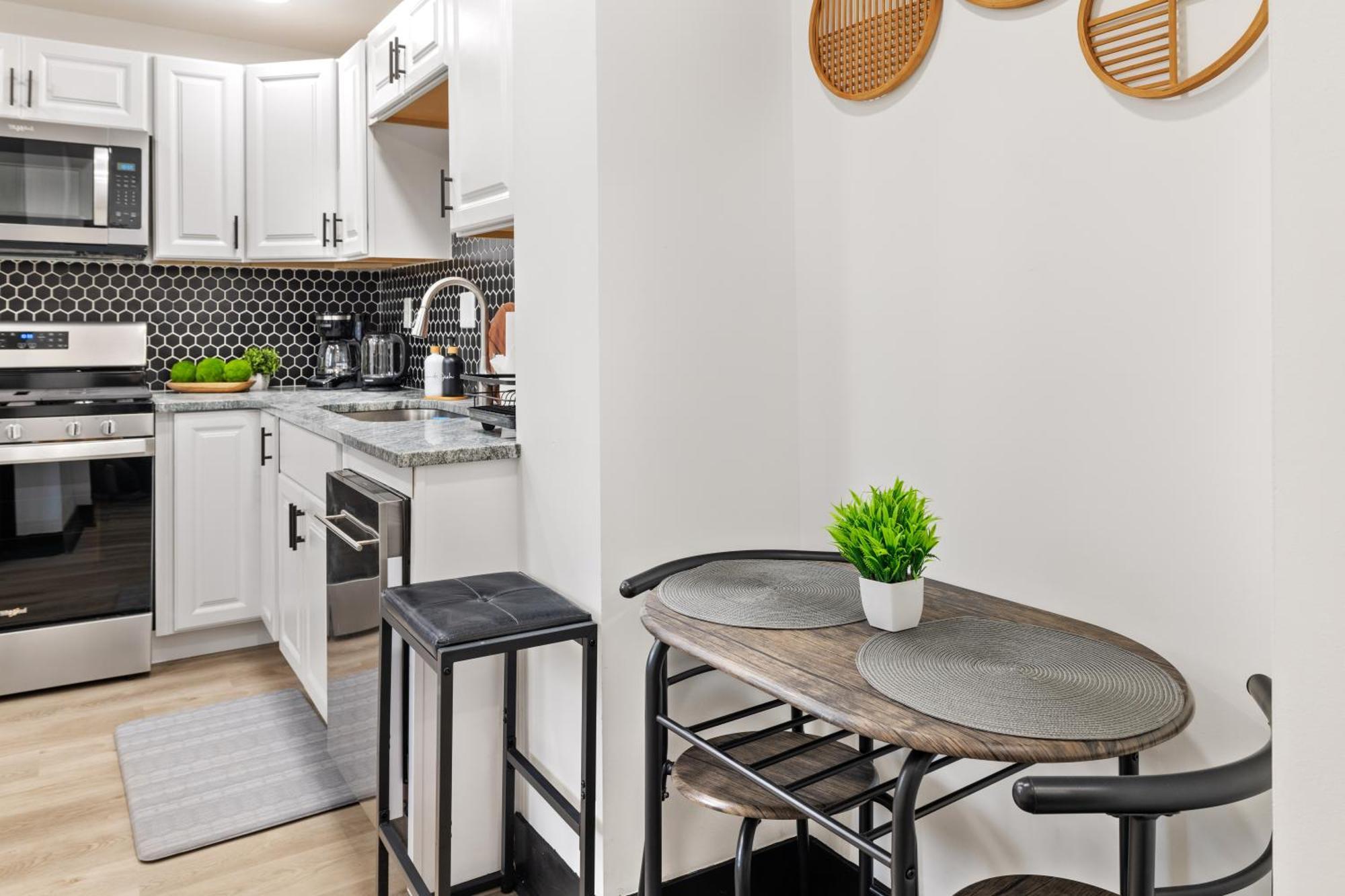 Hébergement de vacances Heart Of Downtown, 5 Mins To Andy Warhol Museum, Parking Available, Private Fenced Backyard, Smart Tv, Washer And Dryer In Unit