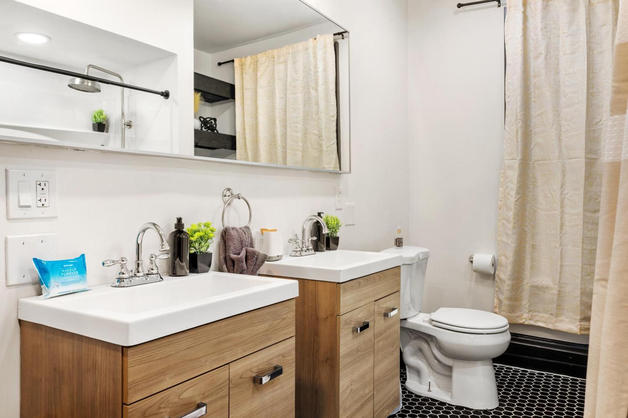 Hébergement de vacances Heart Of Downtown, 5 Mins To Andy Warhol Museum, Parking Available, Private Fenced Backyard, Smart Tv, Washer And Dryer In Unit *