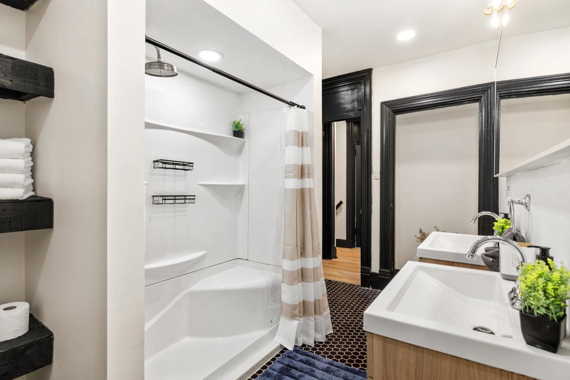 Hébergement de vacances Heart Of Downtown, 5 Mins To Andy Warhol Museum, Parking Available, Private Fenced Backyard, Smart Tv, Washer And Dryer In Unit Pittsburgh