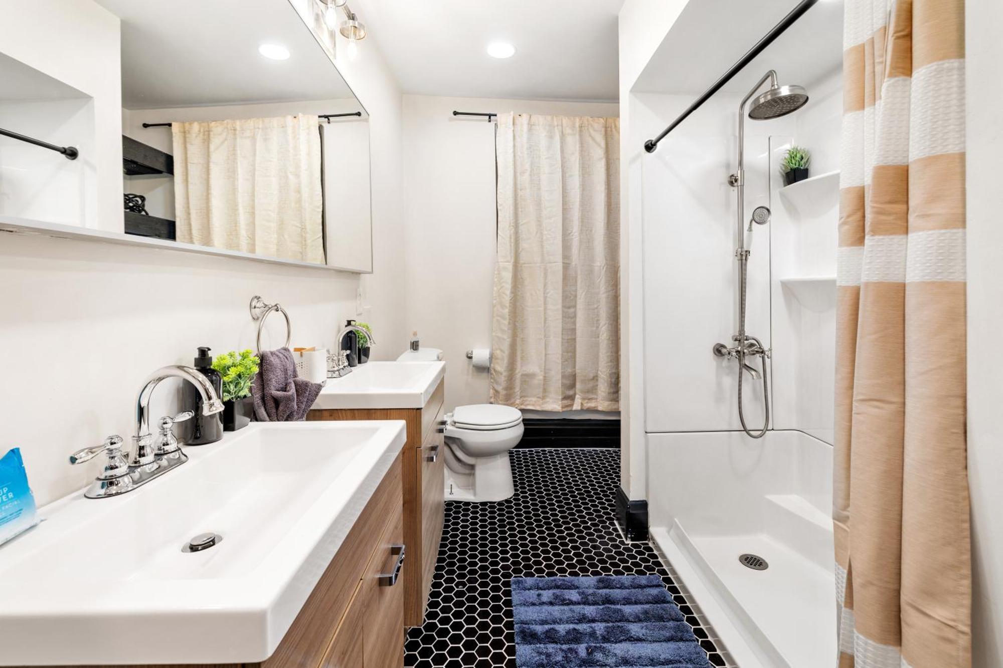 Heart Of Downtown, 5 Mins To Andy Warhol Museum, Parking Available, Private Fenced Backyard, Smart Tv, Washer And Dryer In Unit Hébergement de vacances