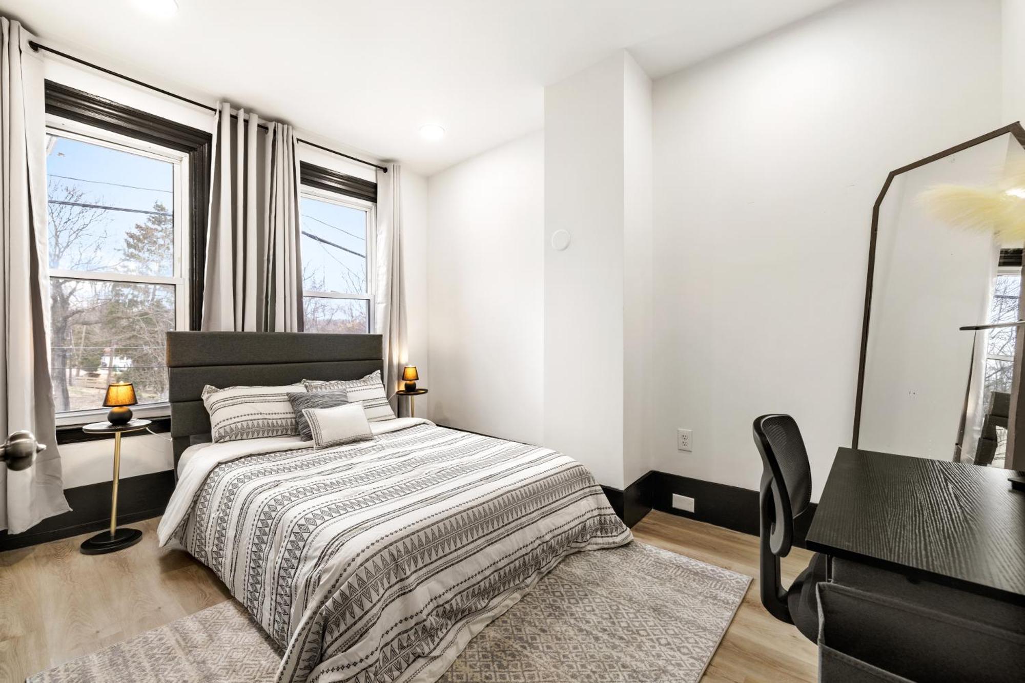 Heart Of Downtown, 5 Mins To Andy Warhol Museum, Parking Available, Private Fenced Backyard, Smart Tv, Washer And Dryer In Unit Hébergement de vacances *