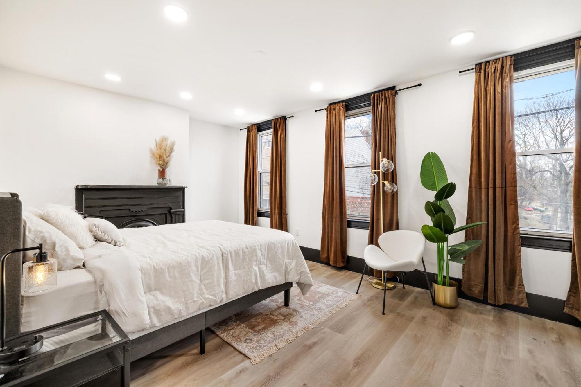 Heart Of Downtown, 5 Mins To Andy Warhol Museum, Parking Available, Private Fenced Backyard, Smart Tv, Washer And Dryer In Unit Hébergement de vacances *
