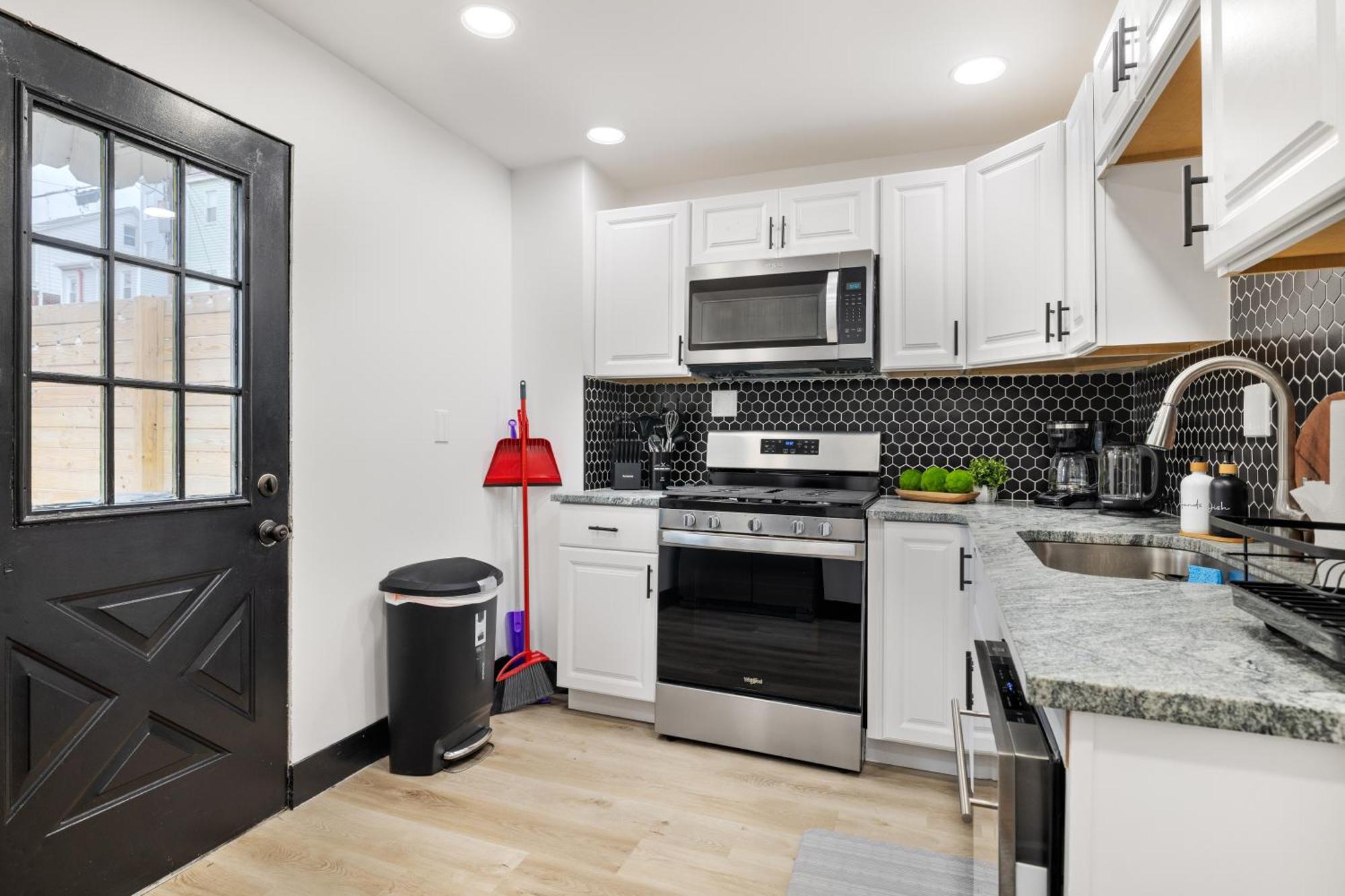 Heart Of Downtown, 5 Mins To Andy Warhol Museum, Parking Available, Private Fenced Backyard, Smart Tv, Washer And Dryer In Unit Hébergement de vacances